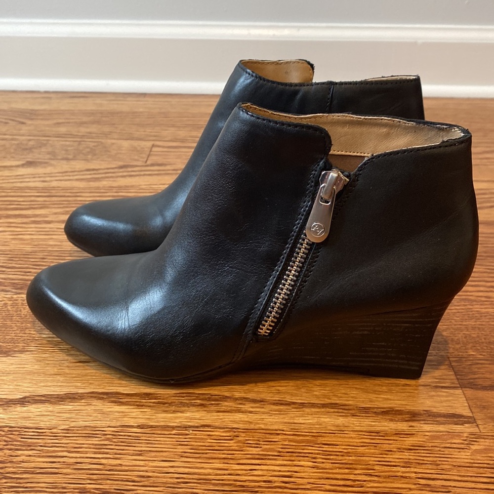 Adrienne Vittadini Black Wedge Booties